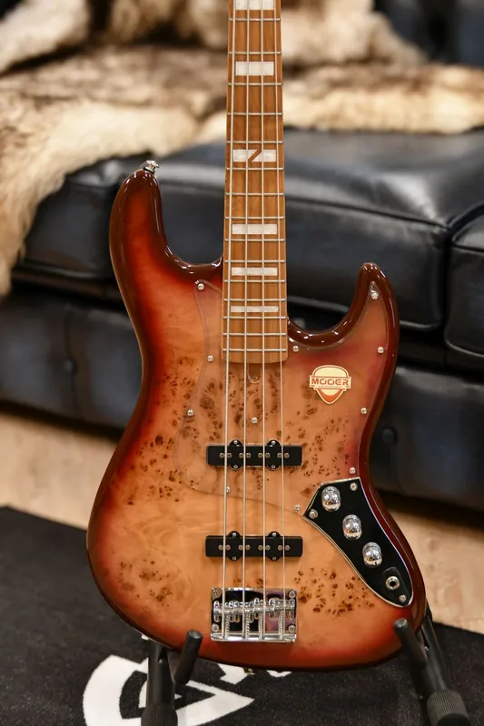 Mooer MBJ420 Electric Bass Guitar - Red Burst Finale Aktion